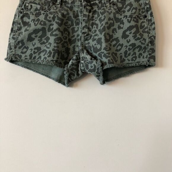 WILLIAM Rast Green Cheetah Raw Hem Short - Picture 3 of 10